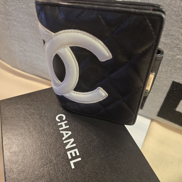 CHANEL Black and White Quilted Wallet - Picture 2 of 11